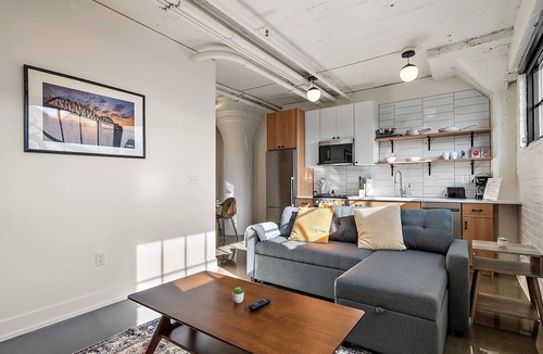 Warehouse District Apartment | CozySuites NLG - Modern 1BR condo 03