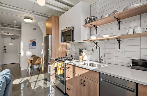 Warehouse District Apartment | CozySuites NLG - Modern 1BR condo 03