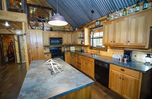 Broken Bow Cabin | Crazy Horse is a charming Hochatown Cabin with all the Amenities.