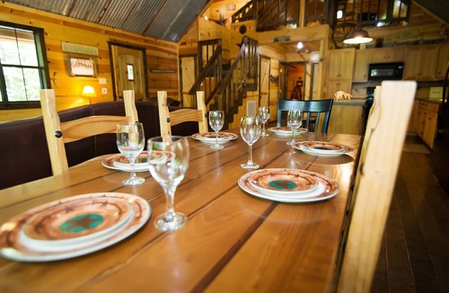 Broken Bow Cabin | Crazy Horse is a charming Hochatown Cabin with all the Amenities.
