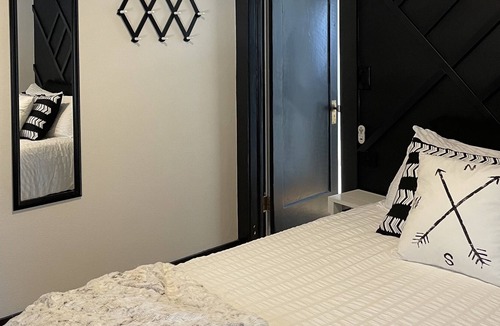 Burns House | Cute Cottage just blocks from downtown