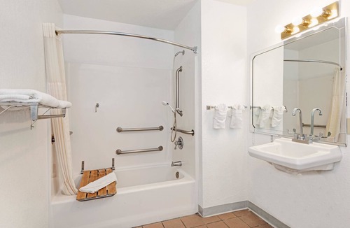 Espanola Hotel | Days Inn by Wyndham Espanola