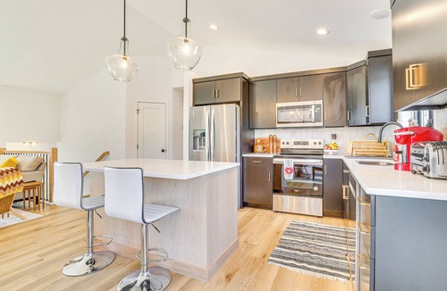 Rochester House | Deck w/Forest Views: Modern Home in Rochester!