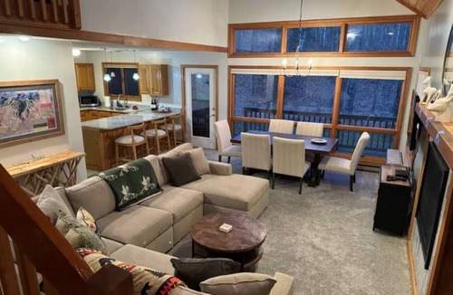 North Woodstock House | Deer Park end unit w/lake access