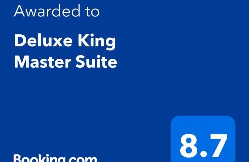 North Cleveland Park House | Deluxe King Master Suite