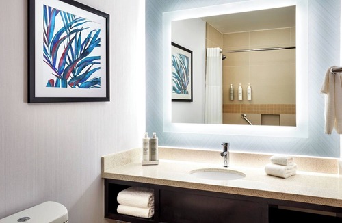 Valencia Hotel | Deluxe Oversized 2-Queen Corner Room | 0.1 Miles to Six Flags Magic Mountain