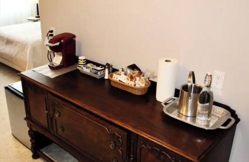 Southwest Minneapolis Apartment | Deluxe Queen Room in Minneapolis Boutique Hotel