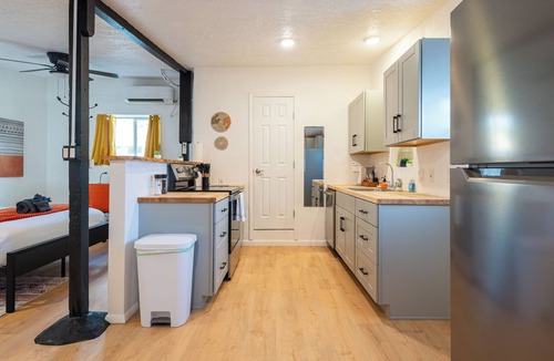 Nob Hill Apartment | Detached Casitas/Walk to UNM and Hospital/Full Kitchen/Fenced Yard/AC&Heat