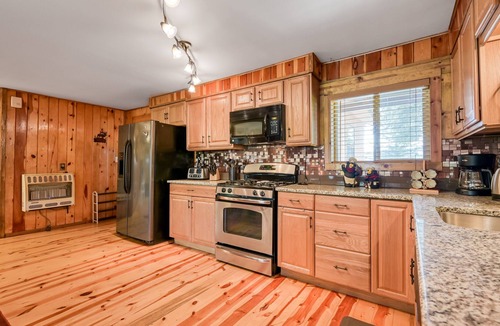 Eagle Nest Cabin | Dog-friendly cabin with lake & mountain views & washer/dryer