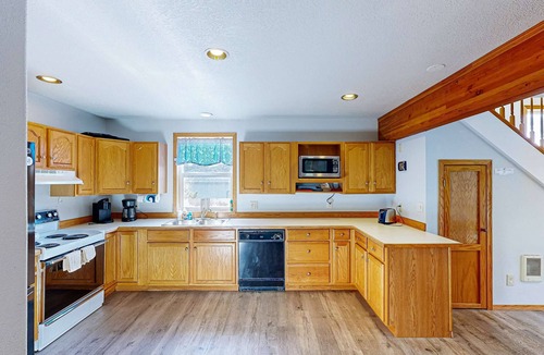 Long Beach House | Dog-friendly cottage with pool table, fast WiFi, fireplace, W/D - walk to beach