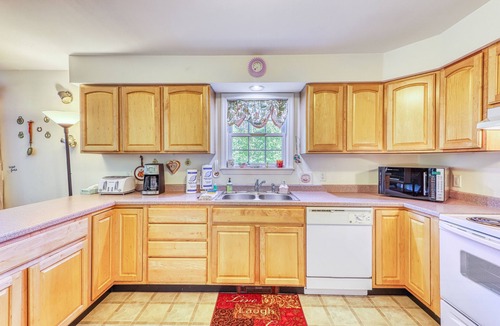 Franconia House | Dog-friendly country home w/jetted tub, backyard & grill