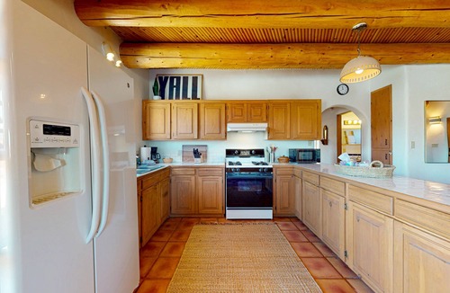 El Prado House | Dog-friendly pueblo on 2 acres with amazing mountain views & kiva fireplace
