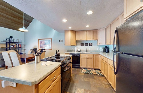 Overlook Park Condo | Dog-friendly Sunriver Condo with Great Location & View, SHARC Passes