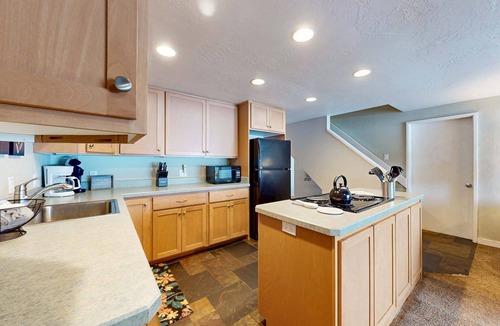 Overlook Park Condo | Dog-friendly Sunriver Condo with Great Location & View, SHARC Passes
