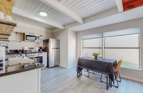 Pueblo Alto Apartment | ⟫ Dog Run & Courtyard 2 Bedroom Apt w/King Bed W&D