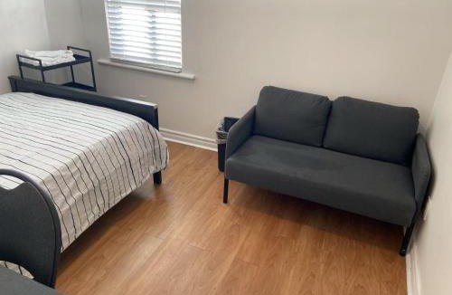 Palmerston House | Double Room with SHARED Bathroom 536B
