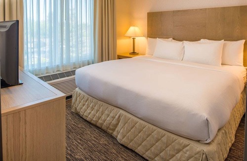 Old Bend Hotel | DoubleTree by Hilton Hotel Bend 1 King Bed Suite