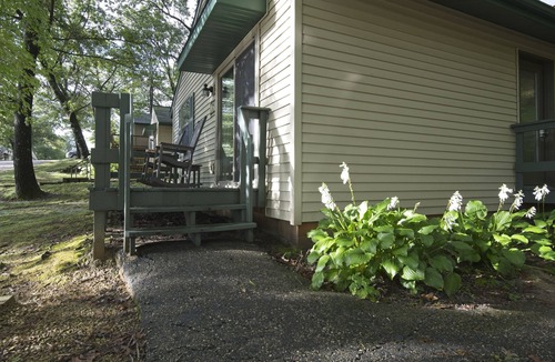 Wisconsin Dells Cottage | Down-Home Christmas Mountain Village, 2 Bedroom Cottage