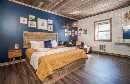 Prescott House | Downtown Gem: King Bed~Fireplace~Sofa