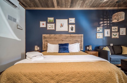 Prescott House | Downtown Gem: King Bed~Fireplace~Sofa