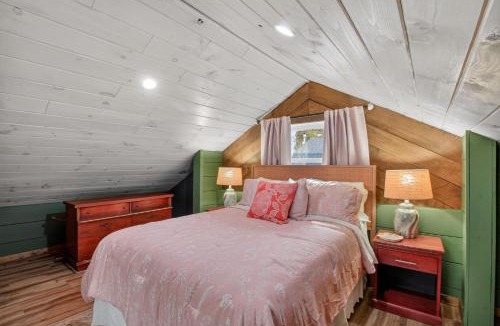 Somerset House | Downtown Modern Arts District Loft with Boat Parking