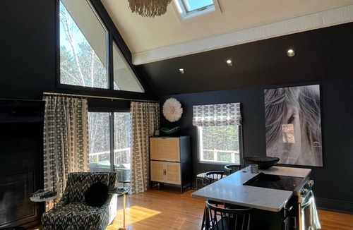 Manchester Center Cabin | Dragonfly Cottage -Luxurious Mountain View A-Frame -quiet street close to town.