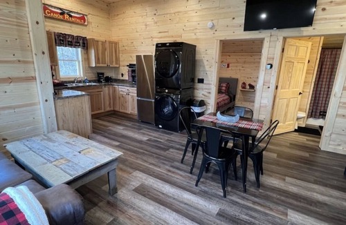 Fountain City House | Dragonfly Nest, River views, cabin style
