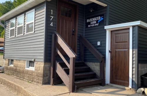 Fountain City House | Dragonfly Nest, River views, cabin style