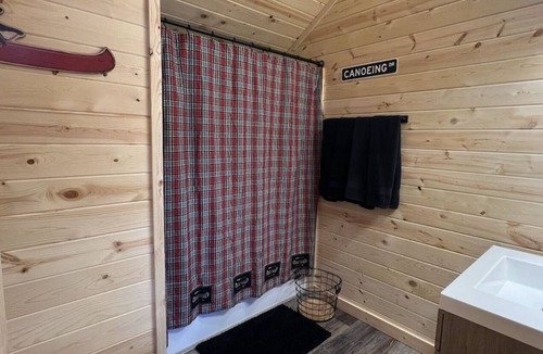 Fountain City House | Dragonfly Nest, River views, cabin style