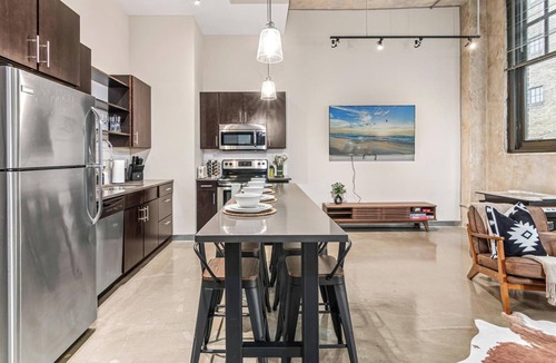 Warehouse District Apartment | DT 2BD Steps from Target Field Gym Kitchen Laundry