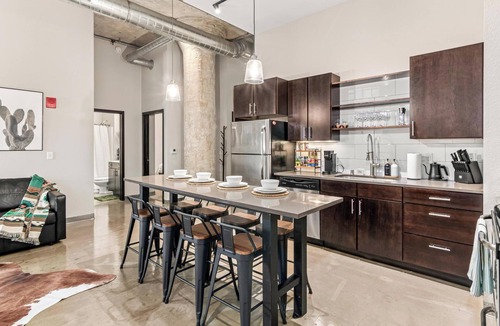 Warehouse District Apartment | DT 2BD Steps from Target Field Gym Kitchen Laundry