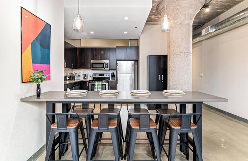 Warehouse District Apartment | DT 2KBD 2BA Steps from Target Field+ Gym + Kitchen + Laundry