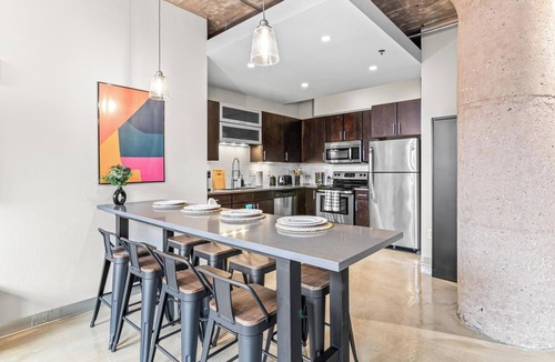 Warehouse District Apartment | DT 2KBD 2BA Steps from Target Field+ Gym + Kitchen + Laundry