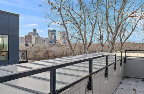 St. Anthony West Apartment | DT, UMN, Lux 2BD Gym, Rooftop, Free Street Parking