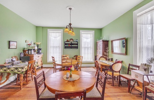 Glasgow Apartment | Dupriest Room 1 Bedroom by Main Street Bed & Breakfast