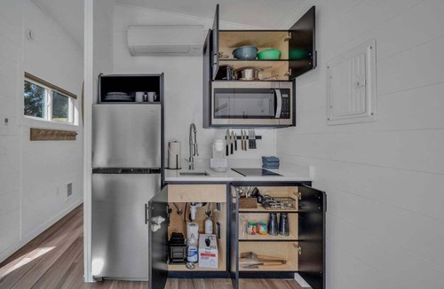 Madras House | Eagles Landing Tiny Home B02 - Hot Tub