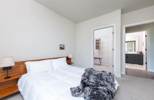 Lower East Side Apartment | East Side Luxury 1BR Apt - Near Brady St with Balcony and Lounge