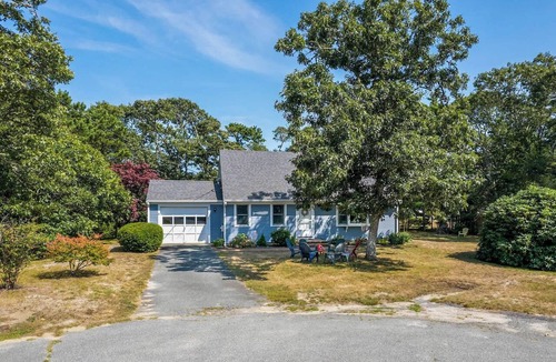 South Chatham House | Easy Bike Path Access, Dog Welcome!