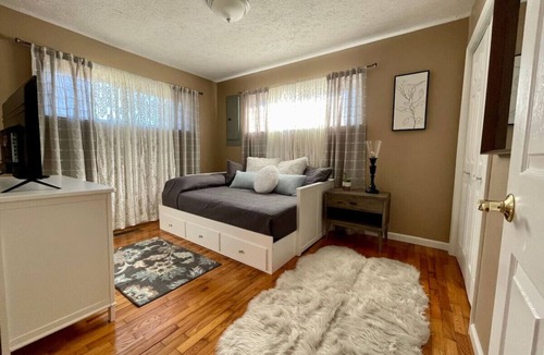 Rockwood House | Easy Checkout-Safe & Comfy 3BR-King Bed-Pets OK