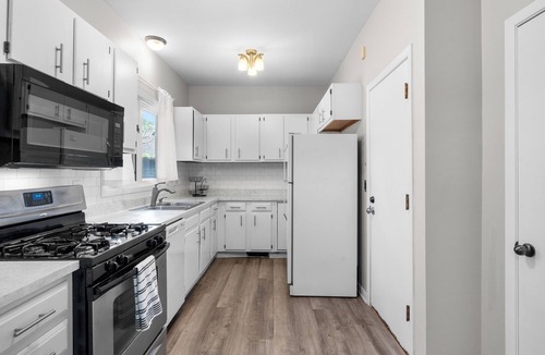 Whittier House | Eat Street Oasis with a luxury patio & fiber internet