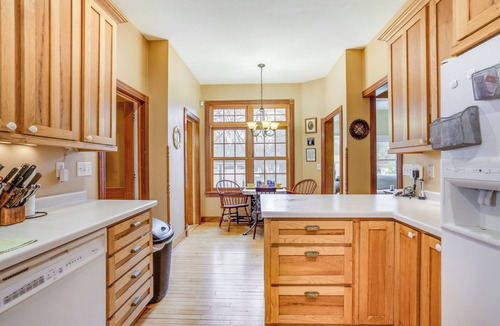 Eau Claire House | Eau Claire Retreat: Close to Campus & Dtwn!