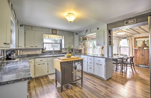 Ladysmith House | Eclectic Ladysmith Hideaway: Hike and Hunt!