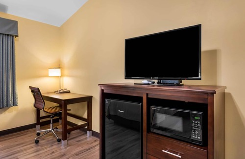 Eau Claire Hotel | Econo Lodge Inn & Suites