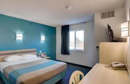 Menomonie Cabin | Econo Lodge Menomonie I-94