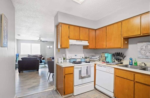 Southside Condo | EconoChic Hideaway, 2bd 2ba, Family Friendly, Washer and Dryer