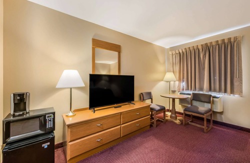 Rice Lake Hotel | EconoLodge by Choice Hotels Rice Lake