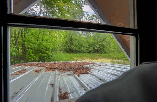 Pine City Cottage | Enchanting Old Blue Sleeping Cottage with loft, spa and breakfast!