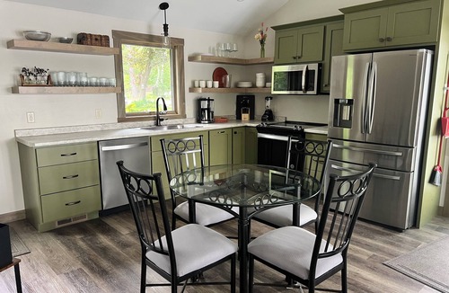 Lake Wissota Cabin | Enjoy a summer stay at Ira's Olive Oasis on beautiful Lake Wissota.