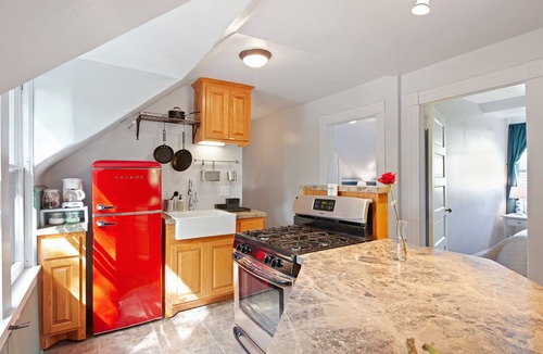 Summit - University House | Enjoy the cutest carriage house in the whole Twin Cities. Have your own little home nestled in the Historic District; it has everything you need.