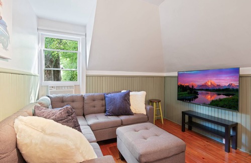 Summit - University House | Enjoy the cutest carriage house in the whole Twin Cities. Have your own little home nestled in the Historic District; it has everything you need.